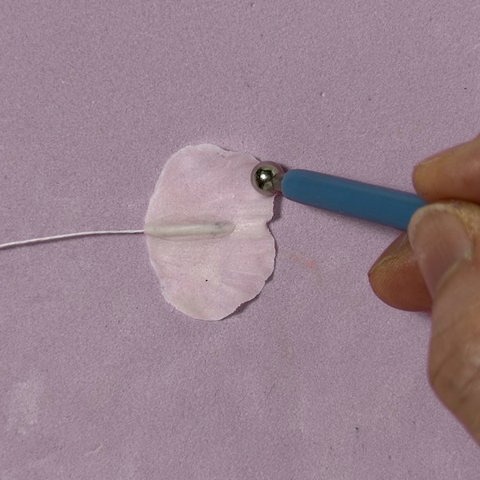 ボールの道具で花びらの縁にフリルをつける手元
